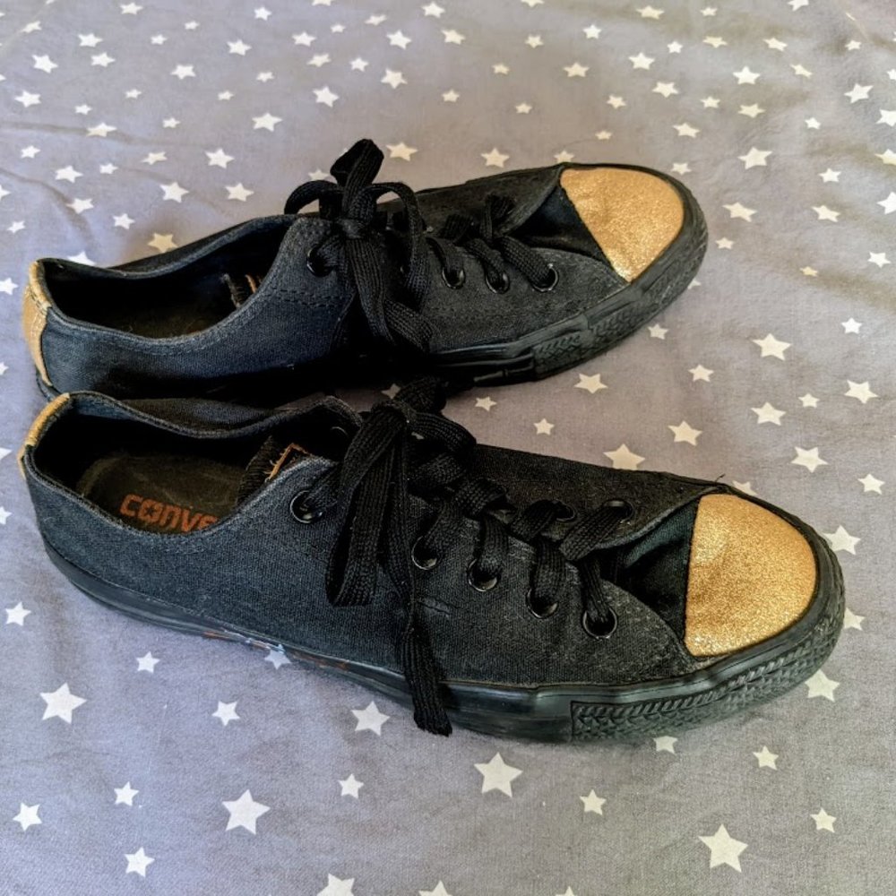 Unisex Black Converse w/Gold Glitter Toes/Heel - Men 7, Women 9. Barely worn!